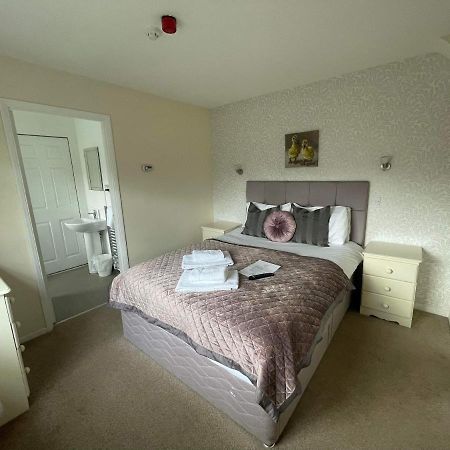 The Bell Inn Ducklington Экстерьер фото