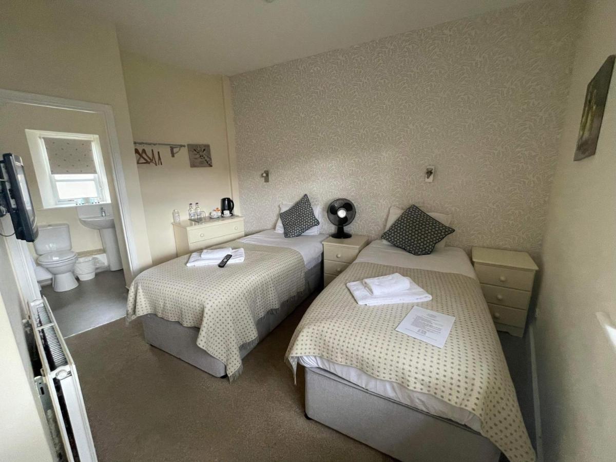 The Bell Inn Ducklington Экстерьер фото