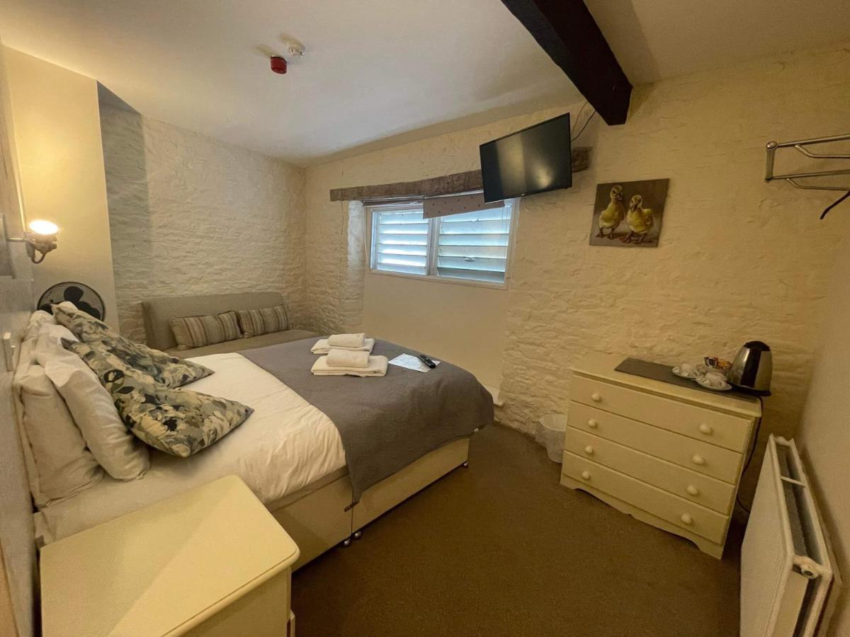 The Bell Inn Ducklington Экстерьер фото